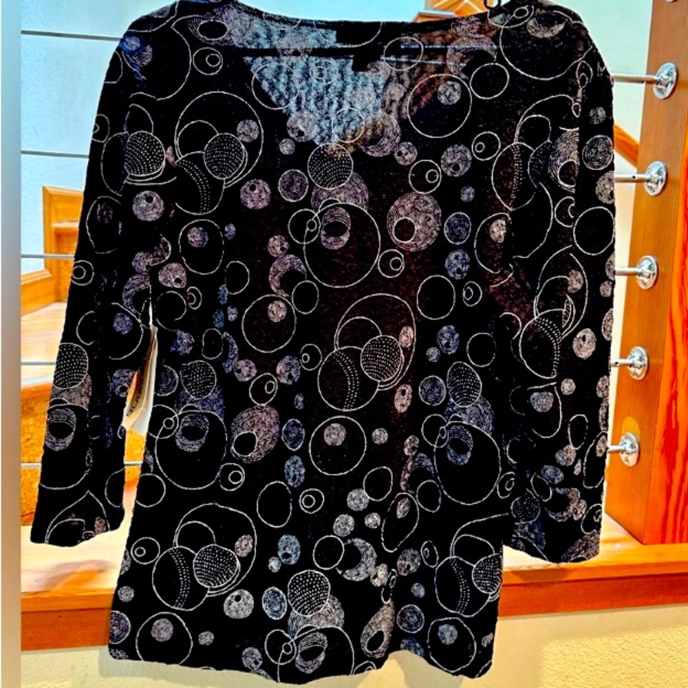 Reposh: love it, snug look. Notations brand blouse XL fits more like L